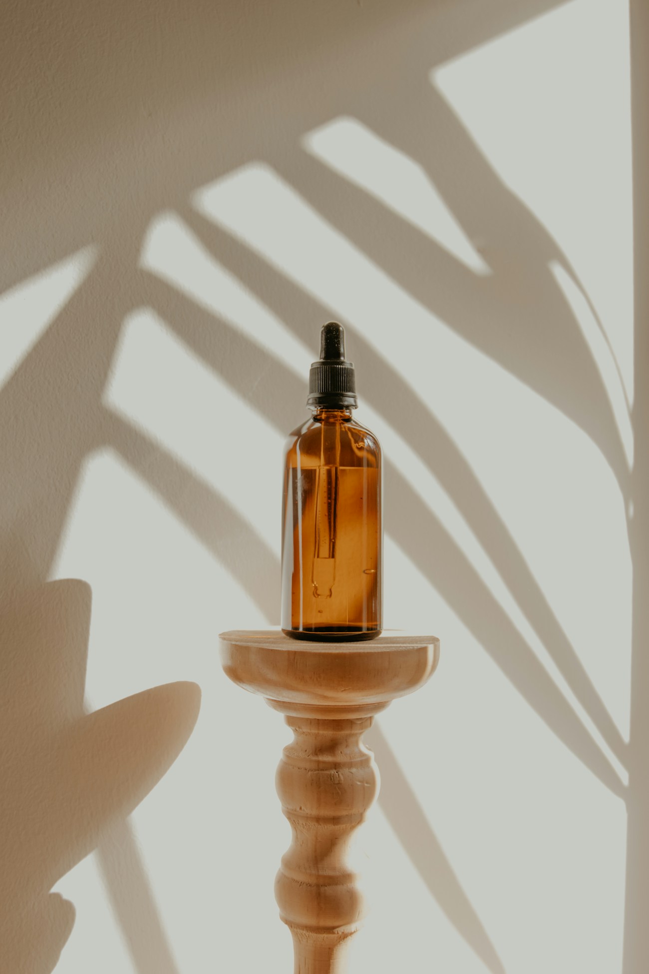 Una composizione di prodotti beauty e piccoli oggetti